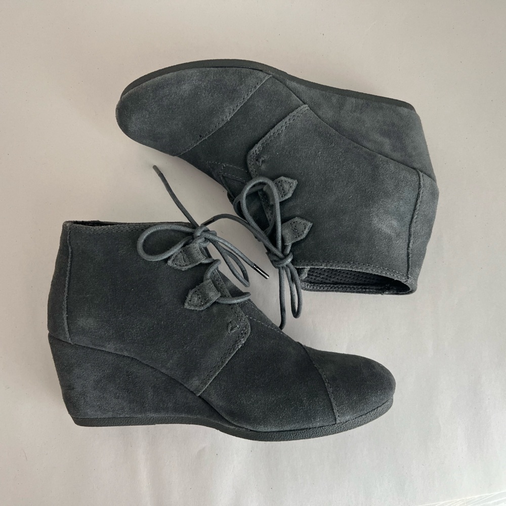 TOMS Desert Wedge Charcoal Grey Suede Lace Up Ankle Booties Womens 9